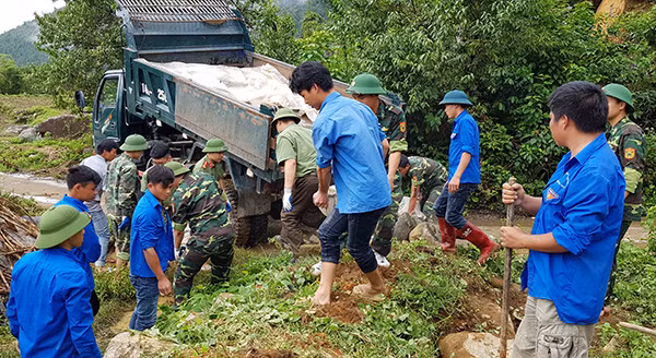 Đoàn viên, thanh niên Công an huyện Bình Liêu tham gia xây dựng nhà tình nghĩa. Đoàn viên, thanh niên Công an huyện Bình Liêu tham gia xây dựng nhà tình nghĩa.