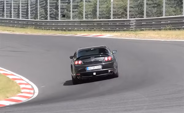 Cặp đôi xe Mazda xuất hiện trên đường chạy thử ở Nurburgring.