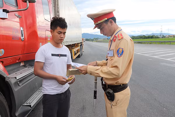CSGT Công an tỉnh kiểm tra phương tiện tại QL 1A.