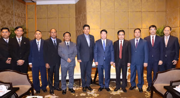Thứ trưởng Bùi Văn Nam, ngài Zaw Khin Aung cùng các đại biểu.