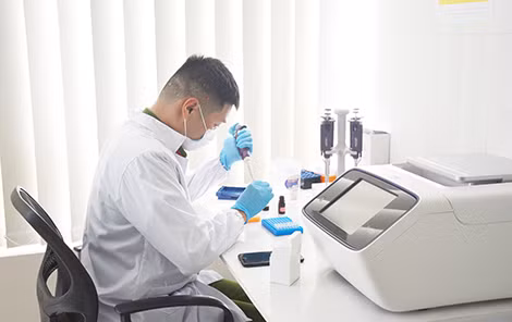 Thiếu tá Nguyễn Khắc Đông thực hiện quy trình giám định ADN của một vụ án.