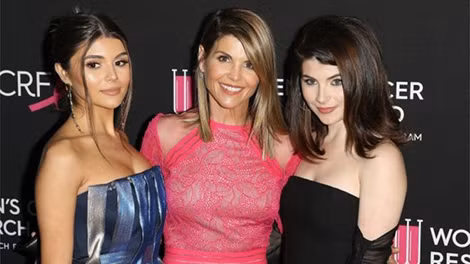 Diễn viên Lori Loughlin và hai con gái Olivia Jade (trái) và Isabella.