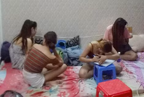 Bên trong những căn phòng tồi tàn nơi có những thân phận khác nhau của các cô gái làm nghề tiếp viên trong bar, vũ trường. Bên trong những căn phòng tồi tàn nơi có những thân phận khác nhau của các cô gái làm nghề tiếp viên trong bar, vũ trường.