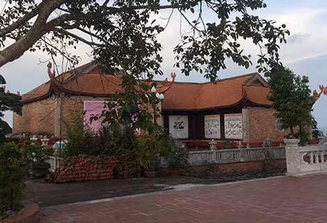 Quang cảnh bên ngoài chùa Tháp.