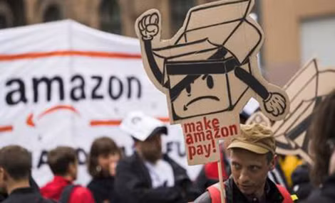 Thành viên của công đoàn thương mại và các nhà hoạt động biểu tình phản đối Amazon ở Đức. Thành viên của công đoàn thương mại và các nhà hoạt động biểu tình phản đối Amazon ở Đức.