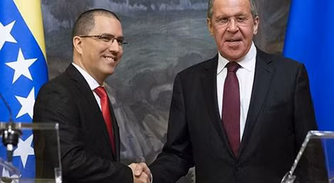 Ngoại trưởng Nga Sergei Lavrov (bên phải) và người đồng cấp Venezuela, ông Jorge Arreas.