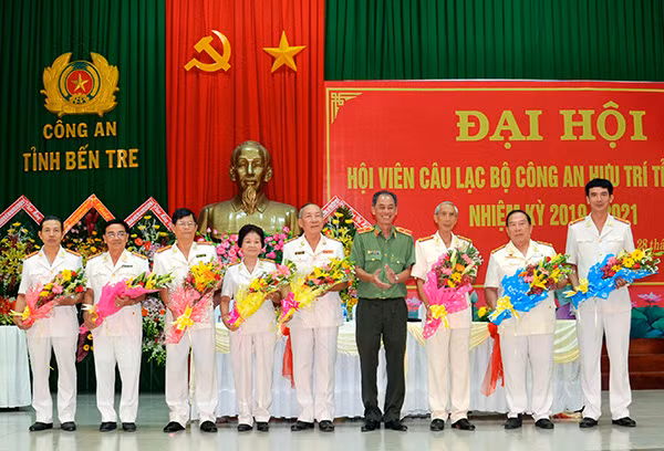 Thiếu tướng Nguyễn Văn Hoàng – Giám đốc Công an tỉnh Bến Tre tặng hoa chúc mừng các hội viên CLB Công an hưu trí. Thiếu tướng Nguyễn Văn Hoàng – Giám đốc Công an tỉnh Bến Tre tặng hoa chúc mừng các hội viên CLB Công an hưu trí.