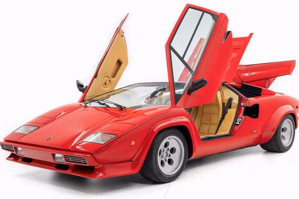 Chiếc Lamborghini Countach đời 1984 thuộc phiên bản siêu hiếm LP 5000 S đang được rao bán hơn 11 tỉ đồng.