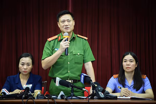 Trung tá Trần Văn Hóa trả lời báo chí tại Họp báo.