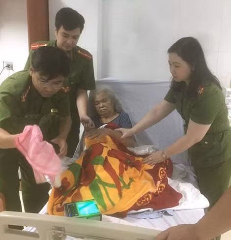 Đại úy Hoàng Đình Ngọc (bìa trái) cùng đồng đội làm căn cước công dân cho bệnh nhân.