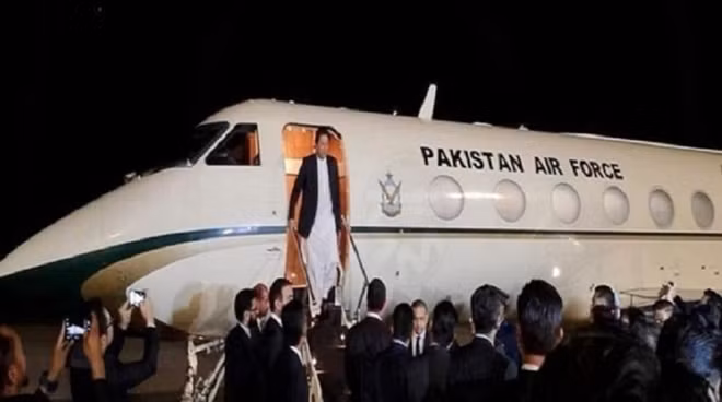 Hình ảnh Thủ tướng Pakistan Imran Khan bước ra khỏi máy bay.