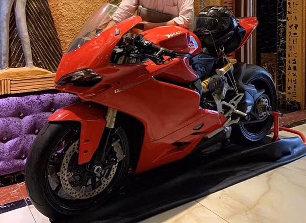 Không chỉ chơi môtô độc, Phúc XO cũng sở hữu 2 chiếc superbike đình đám là Ducati 1299 Panigale và 1199 Panigale S.