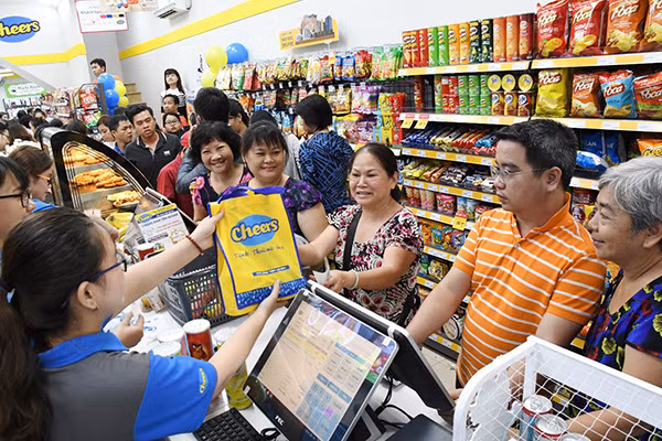 Xu hướng bán lẻ trên thị trường hiện nay là kết hợp giữa bán hàng trực tiếp và online, cùng với công nghệ hiện đại.