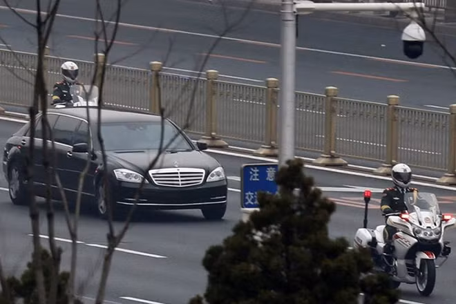 Chiếc Mercedes-Benz S600 Pullman Guard có khả năng chống các thiết bị nổ và sử dụng loại lốp đặc biệt.