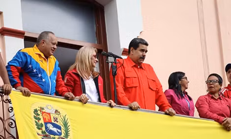 Tổng thống Nicolás Maduro (đứng giữa) nói chuyện với những người ủng hộ hôm thứ tư (23-1-2019) tại thủ đô Caracas.