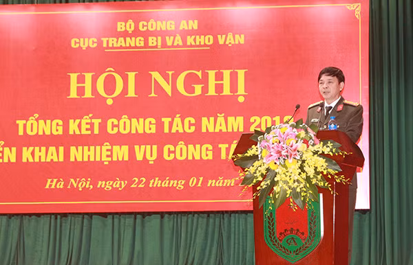 Đại tá Bùi Thiện Dũng phát biểu tại hội nghị.