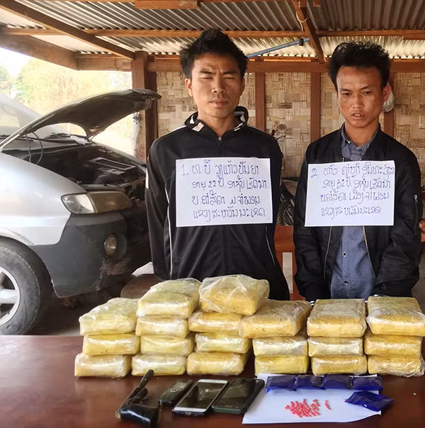 Hai đối tượng cùng tang vật vụ án.