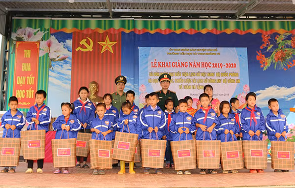 Đoàn trao quà cho các em học sinh xuất sắc, học sinh nghèo vượt khó.