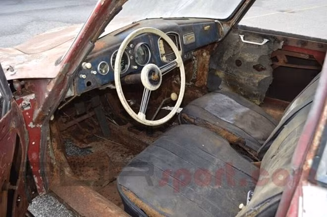 Dù chỉ còn là "đống sắt vụn", chiếc Porsche này vẫn được rao bán gần 2 tỉ đồng.