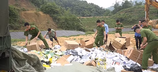 Liên tiếp phát hiện, thu giữ thực phẩm bẩn, hàng giả thẩm lậu qua biên giới