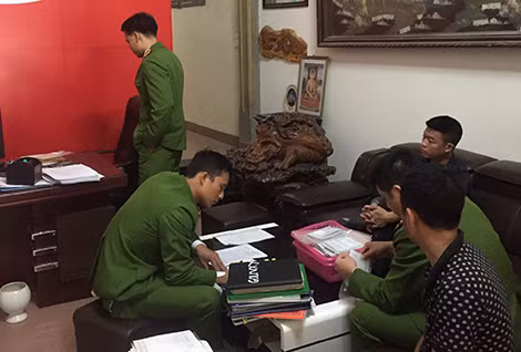 Công an TP Thanh Hóa khám xét, thu thập tài liệu liên quan đến tín dụng đen.
