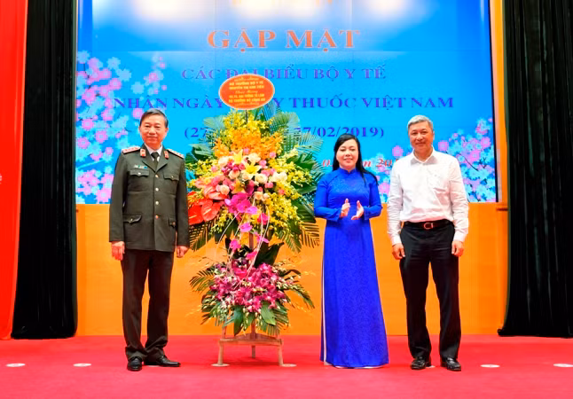 Bộ trưởng Nguyễn Thị Kim Tiến, Thứ trưởng Nguyễn Trường Sơn tặng hoa chúc mừng Bộ trưởng Tô Lâm.