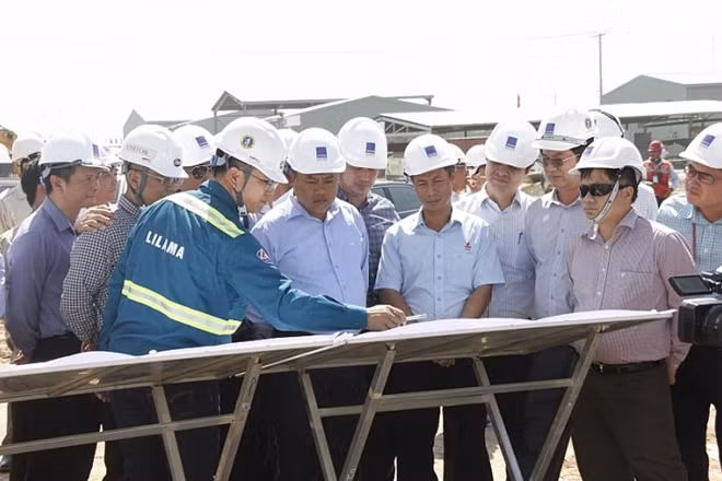 Đoàn công tác kiểm tra tình hình trên công trường Dự án NMNĐ Sông Hậu 1.