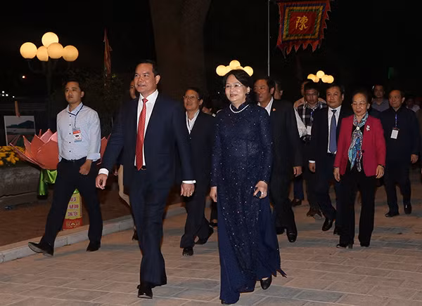 Phó Chủ tịch nước Đặng Thị Ngọc Thịnh, Bí thư Tỉnh ủy tỉnh Hà Nam Nguyễn Đình Khang về dự Lễ phát lương Đức Thánh Trần đền Trần Thương. Phó Chủ tịch nước Đặng Thị Ngọc Thịnh, Bí thư Tỉnh ủy tỉnh Hà Nam Nguyễn Đình Khang về dự Lễ phát lương Đức Thánh Trần đền Trần Thương.
