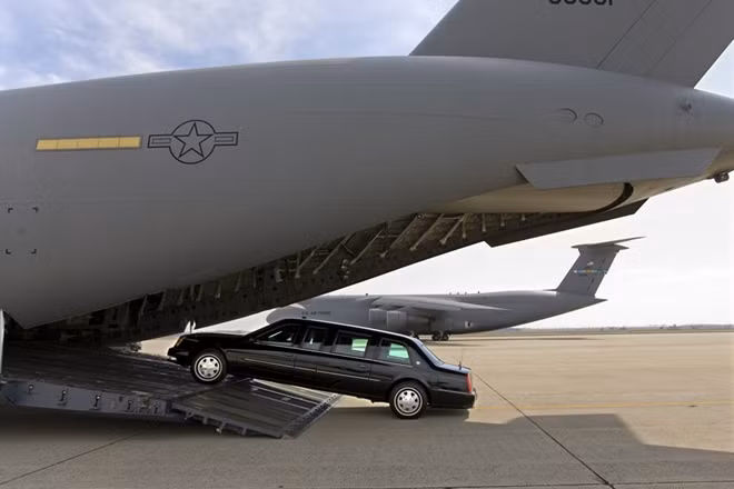 Để vận chuyển 2 chiếc The Beast, phải huy động loại máy bay vận tải cỡ lớn C-17 Globemaster.