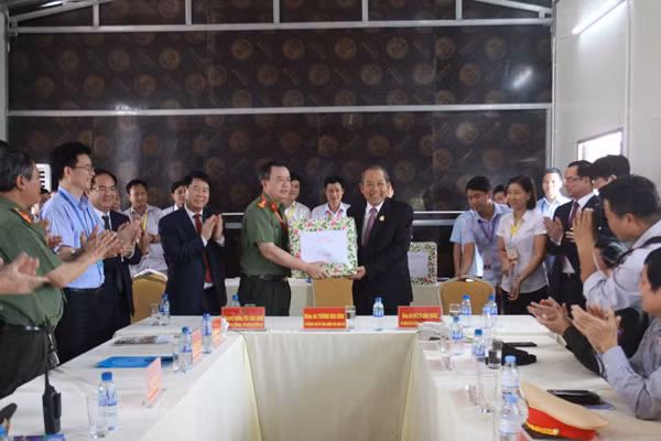 Phó Thủ tướng Thường trực Trương Hòa Bình trao quà tặng Công an tỉnh Hà Nam.