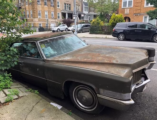 Chiếc Cadillac đời 1971 đã nằm trên phố suốt từ năm 1994 đến nay...