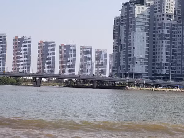 Những dự án nhà ở cao tầng bám mặt tiền sông. Những dự án nhà ở cao tầng bám mặt tiền sông.