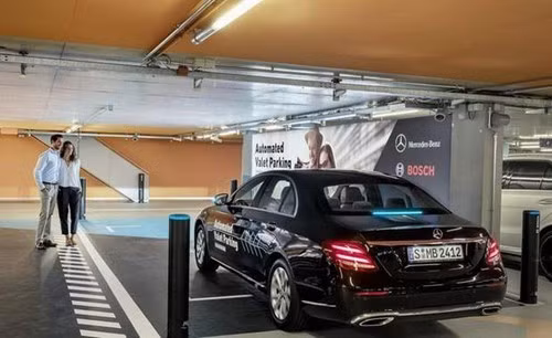 Hệ thống đỗ xe không người lái tại Bảo tàng Mercedes-Benz ở Stuttgart (Đức).