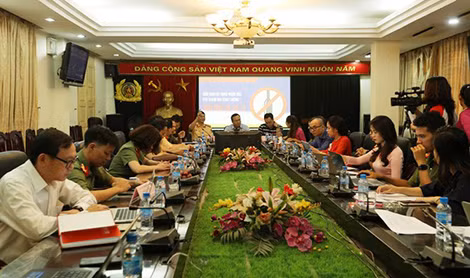 Các đại biểu, khách mời cùng các phóng viên tại buổi tọa đàm trực tuyến.