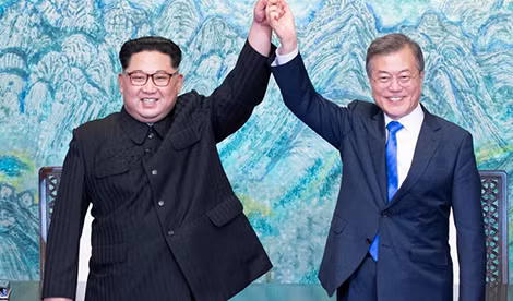 Chủ tịch Triều Tiên Kim Jong-un và Tổng thống Hàn Quốc Moon Jae-in. Ảnh: Risingbd.