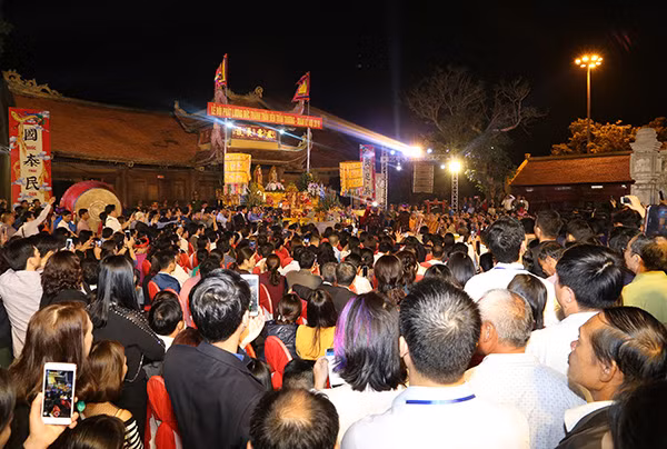 Toàn cảnh buổi Lễ phát lương Đức Thánh Trần đền Trần Thương. Toàn cảnh buổi Lễ phát lương Đức Thánh Trần đền Trần Thương.