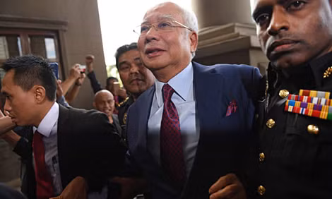 Cựu thủ tướng Malaysia Najib Razak trên đường ra tòa vì cáo buộc liên quan đến Đại án Quỹ 1MDB ngày 4-7-2018.