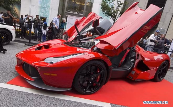 Một chiếc Ferrari F150 được trưng bày tại triển lãm.