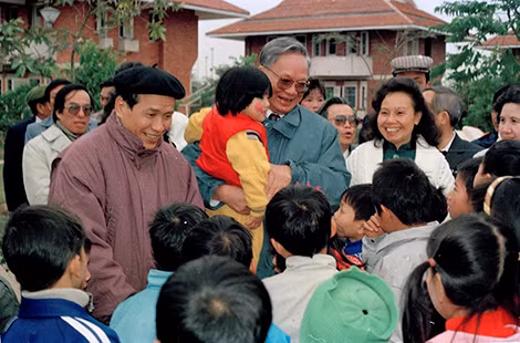 Ngày 20-1-1993, Chủ tịch nước Lê Đức Anh tới thăm và chúc Tết làng trẻ em mồ côi SOS Hà Nội nhân dịp đầu xuân Quý Dậu. Ảnh: zing.vn. Ngày 20-1-1993, Chủ tịch nước Lê Đức Anh tới thăm và chúc Tết làng trẻ em mồ côi SOS Hà Nội nhân dịp đầu xuân Quý Dậu. Ảnh: zing.vn.