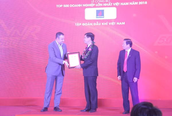 Ông Trần Quang Dũng, Trưởng ban Truyền thông và Văn hoá doanh nghiệp, đại diện Tập đoàn Dầu khí Việt Nam đón nhận Giấy chứng nhận Top 50 Doanh nghiệp lớn nhất Việt Nam. Ông Trần Quang Dũng, Trưởng ban Truyền thông và Văn hoá doanh nghiệp, đại diện Tập đoàn Dầu khí Việt Nam đón nhận Giấy chứng nhận Top 50 Doanh nghiệp lớn nhất Việt Nam.