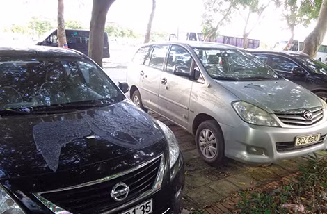 Hai chiếc ô tô đỗ tại khu đô thị Pháp Vân bị phá hoại, nghi do không đỗ xe tại bãi xe tự phát. Hai chiếc ô tô đỗ tại khu đô thị Pháp Vân bị phá hoại, nghi do không đỗ xe tại bãi xe tự phát.
