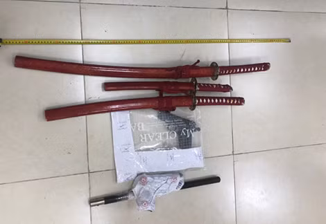Súng và kiếm của băng nhóm mua bán ma túy do Vũ Trọng Nghĩa cầm đầu được phát hiện và thu giữ.