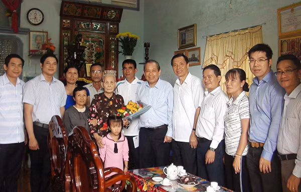 Phó Thủ tướng Thường trực Chính phủ Trương Hòa Bình chụp ảnh chung với Mẹ Việt Nam anh hùng Nguyễn Thị Ngày, đại diện gia đình và lãnh đạo địa phương.
