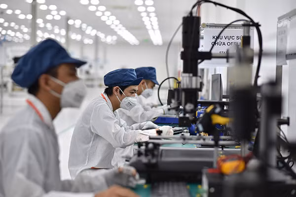 Vingroup sẵn sàng sản xuất không chỉ điện thoại mang thương hiệu Vsmart mà còn có thể sản xuất thuê cho các hãng điện thoại hàng đầu trên thế giới với những tiêu chuẩn khắt khe nhất về chất lượng. Vingroup sẵn sàng sản xuất không chỉ điện thoại mang thương hiệu Vsmart mà còn có thể sản xuất thuê cho các hãng điện thoại hàng đầu trên thế giới với những tiêu chuẩn khắt khe nhất về chất lượng.