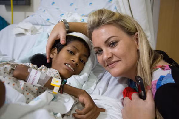 Dưới sự giúp đỡ của Julie Jones, Mahendra đã được phẫu thuật.