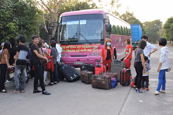 Liên đoàn lao động nhiều địa phương năm nay sẽ tổ chức xe đưa đón công nhân về quê ăn Tết.