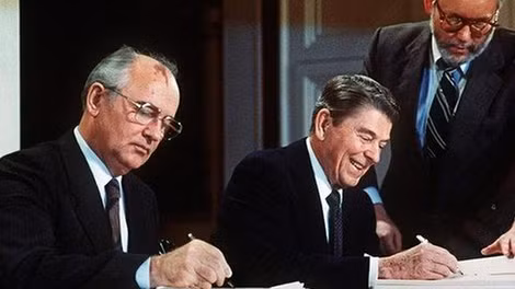 Cựu lãnh đạo Liên Xô M.Gorbachev và Tổng thống Mỹ R.Reagan ký INF năm 1987. Ảnh: BBC. Cựu lãnh đạo Liên Xô M.Gorbachev và Tổng thống Mỹ R.Reagan ký INF năm 1987. Ảnh: BBC.