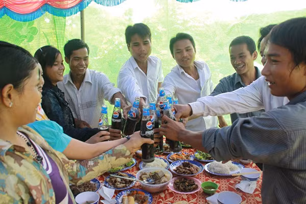 Người dân Cu Pua sử dụng nước ngọt để chúc phúc con cháu trong tiệc cưới.