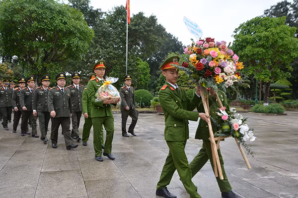 Dâng hương, dâng hoa lên Anh linh Chủ tịch Hồ Chí Minh tại Khu di tích Kim Liên.