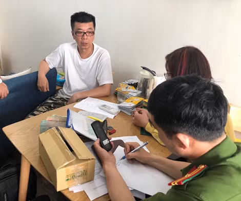 Cơ quan Công an lấy lời khai đối tượng Chiu Hao Cheng.